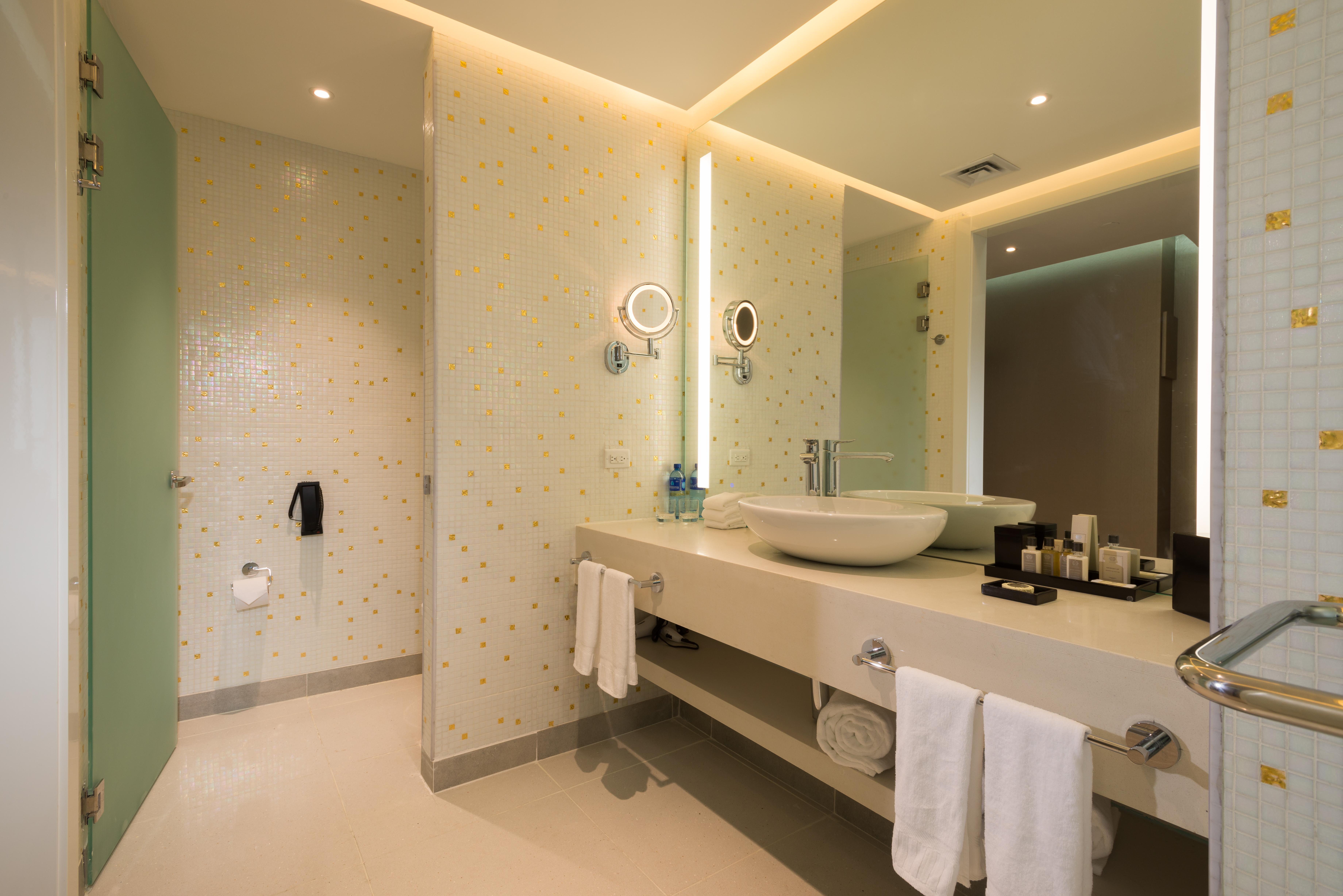 Hotel Las Americas Golden Tower Panama Экстерьер фото Bathroom