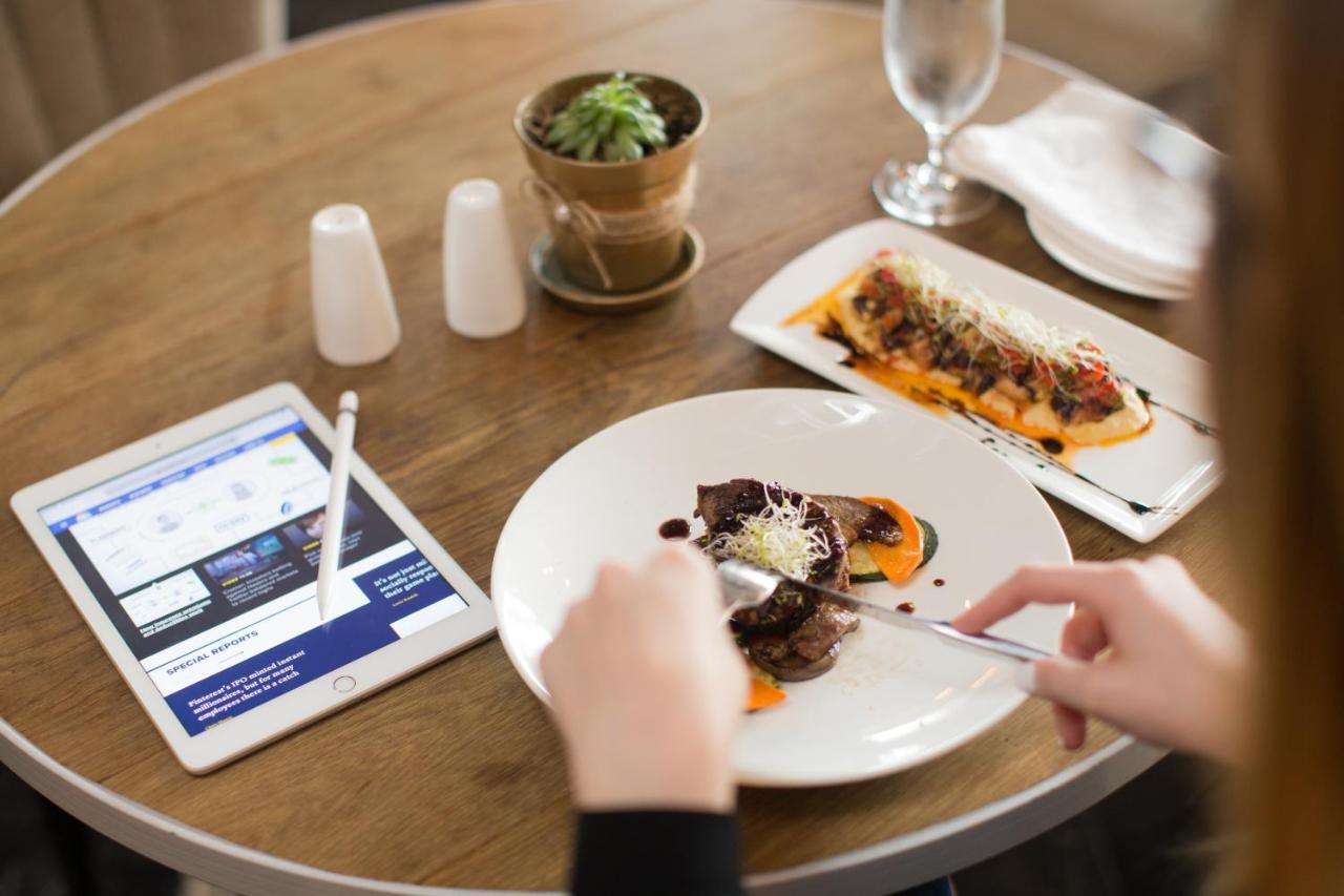 Hotel Las Americas Golden Tower Panama Экстерьер фото A woman using a tablet while eating